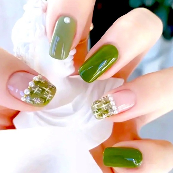 24 Pieces Square Short Green Pearl Press on Nails - Picture 1 of 6